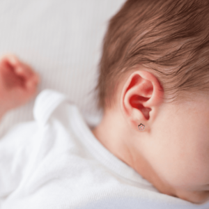 perforar las orejas de un bebé
